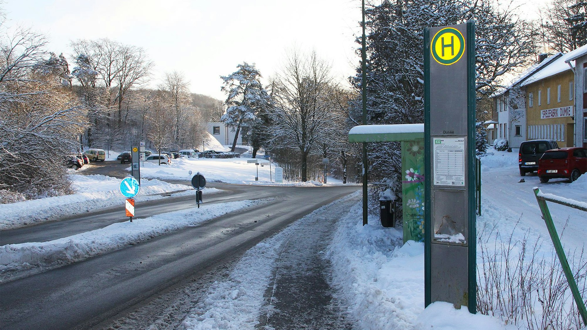 Das Bild zeigt eine verschneite Bushaltestelle.