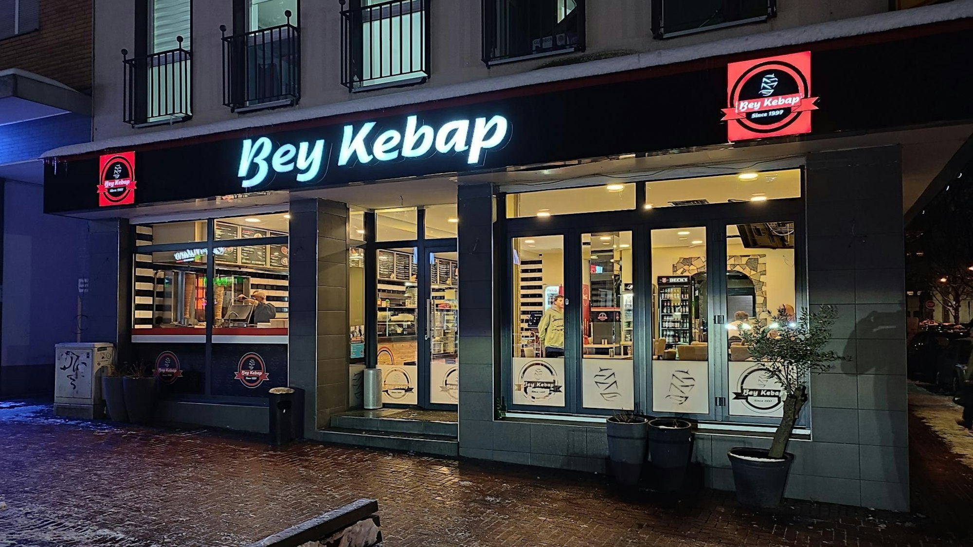 Das Restaurant Bey Kebap in der Bahnhofsstraße in Opladen im Dunkeln von außen.