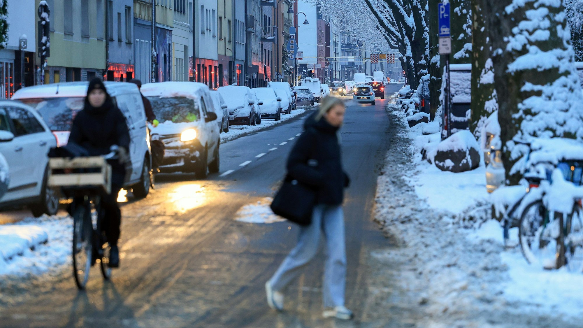Schnee in Köln am Donnerstag: Der Wetterdienst warnt Verkehrsteilnehmerinnen und -teilnehmer vor Glätte und Frost.