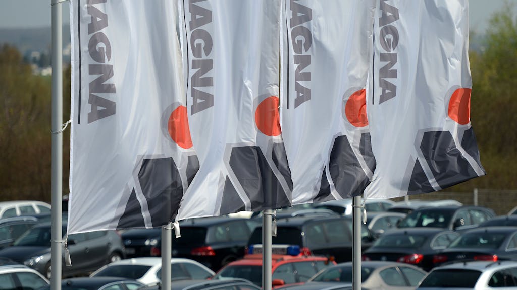 Flaggen mit dem Logo des kanadisch-österreichischen Automobilzulieferers Magna wehen am vor dem neuen Werk in Meerane (Sachsen).