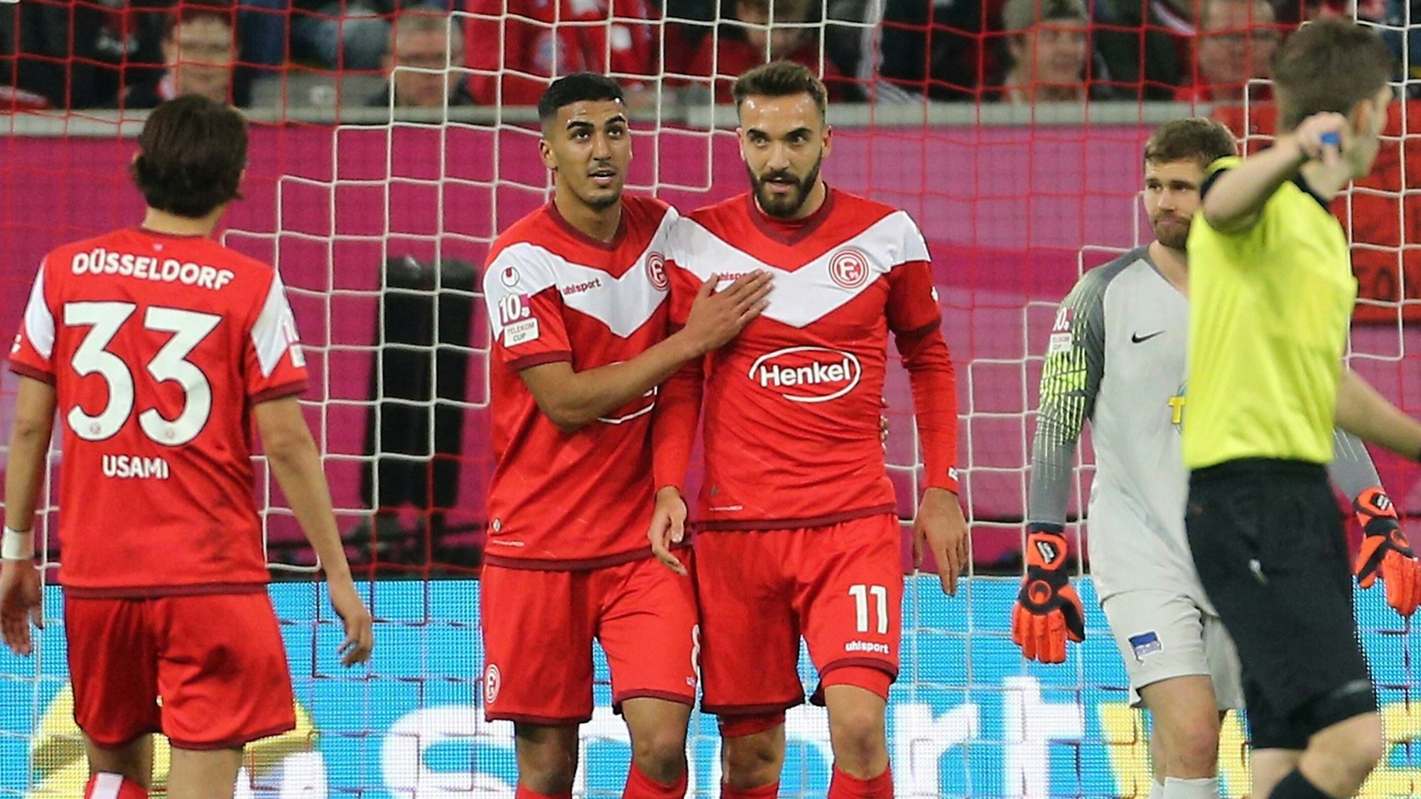 Die Düsseldorfer Spieler Aymen Barkok und Kenan Karaman jubeln nach einem Tor.