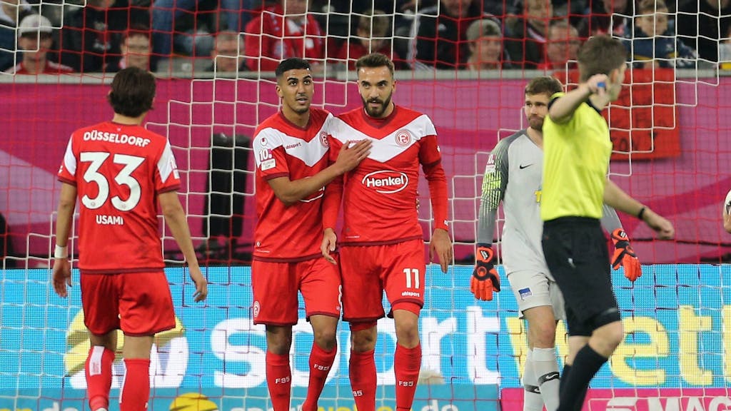 Die Düsseldorfer Spieler Aymen Barkok und Kenan Karaman jubeln nach einem Tor.