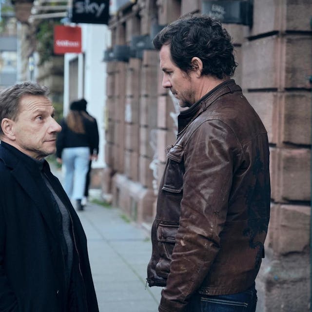 Die Kommissare Thorsten Lannert (Richy Müller, l.) und Sebastian Bootz (Felix Klare) stehen auf der Straße und unterhalten sich.
