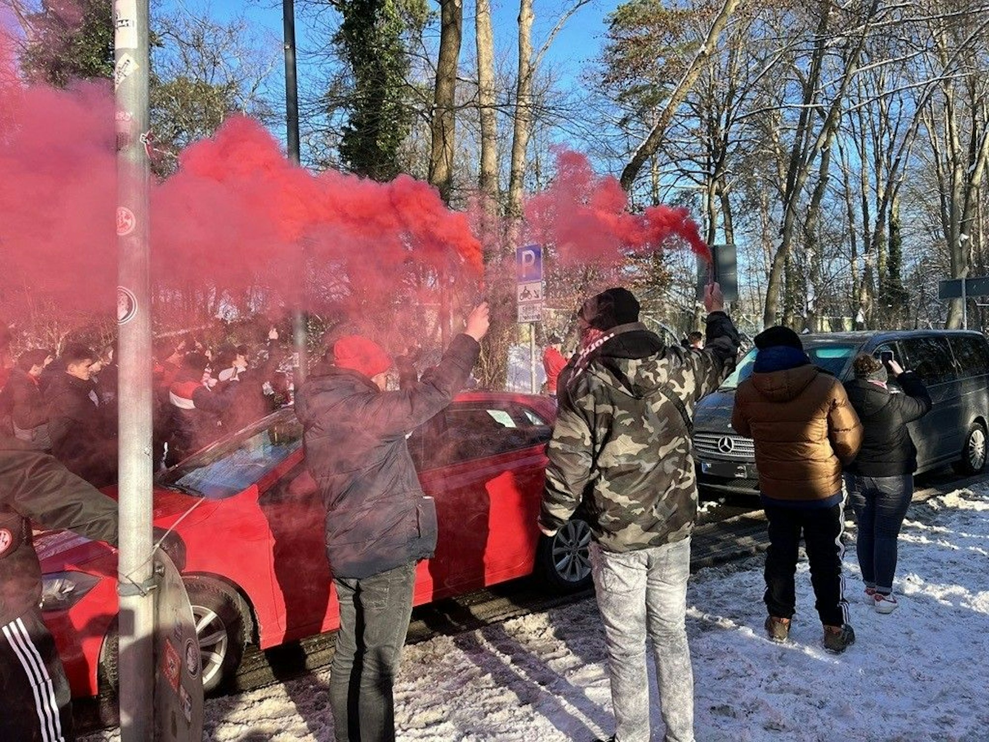 Zahlreiche Fans nahmen den Mannschaftsbus lautstark und mit Pyrotechnik in Empfang.