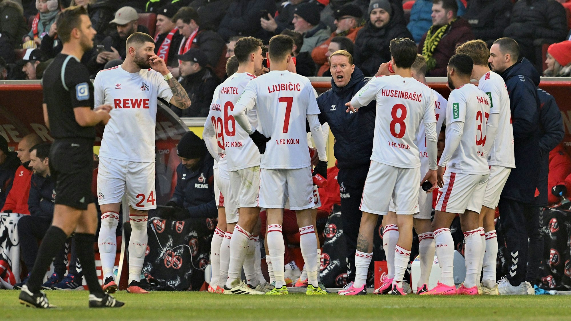 Timo Schultz, Trainer des 1. FC Köln, gibt Anweisungen.