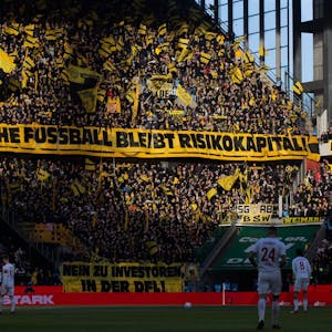 Fans des 1. FC Köln und des BVB haben gemeinsam gegen die DFL protestiert.