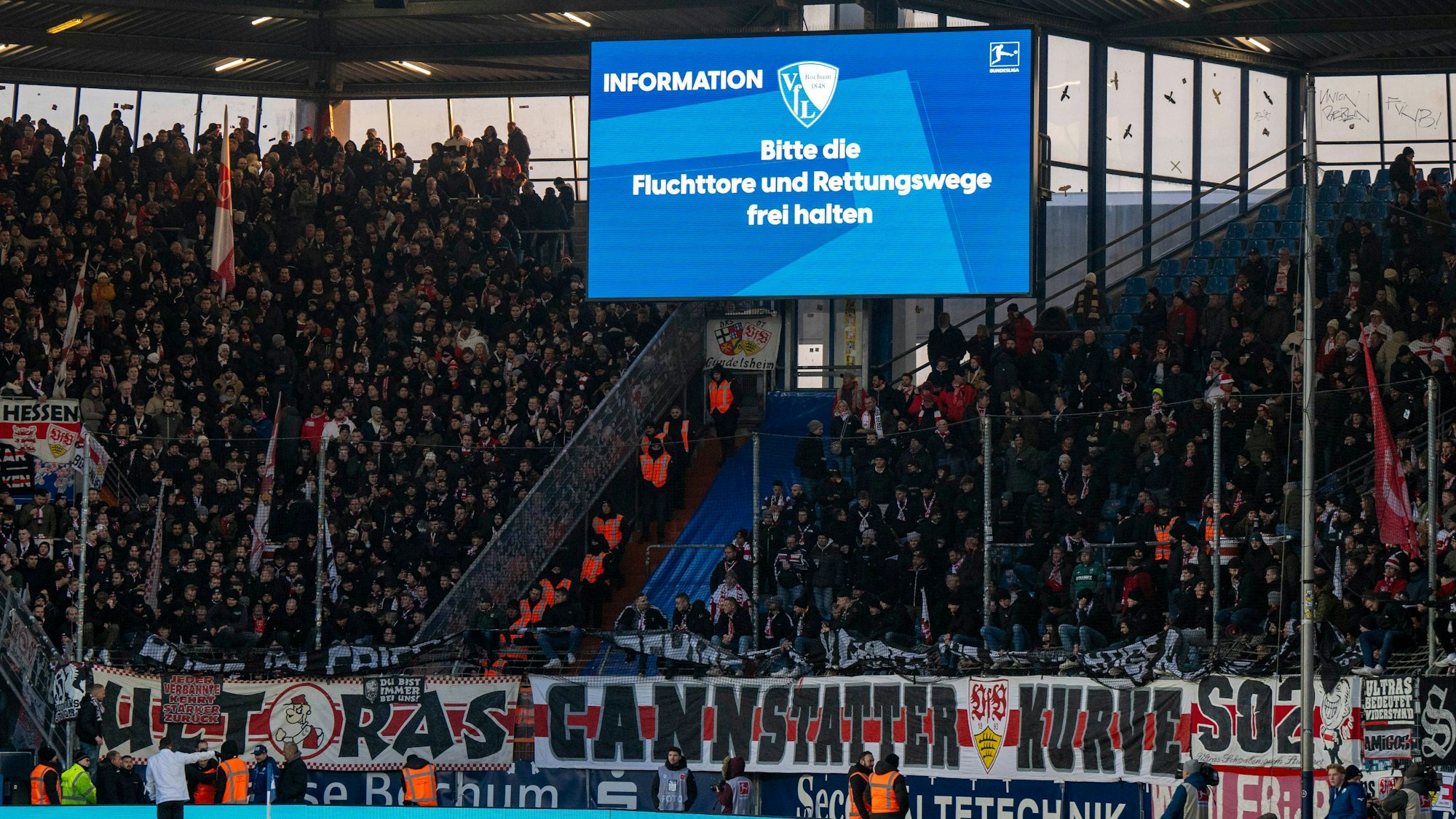 Im Stuttgarter Fanblock hängt eine Zaunfahne. Auf der Anzeigetafel ist zu lesen: „Bitte die Fluchttore und Rettungswege frei halten.“