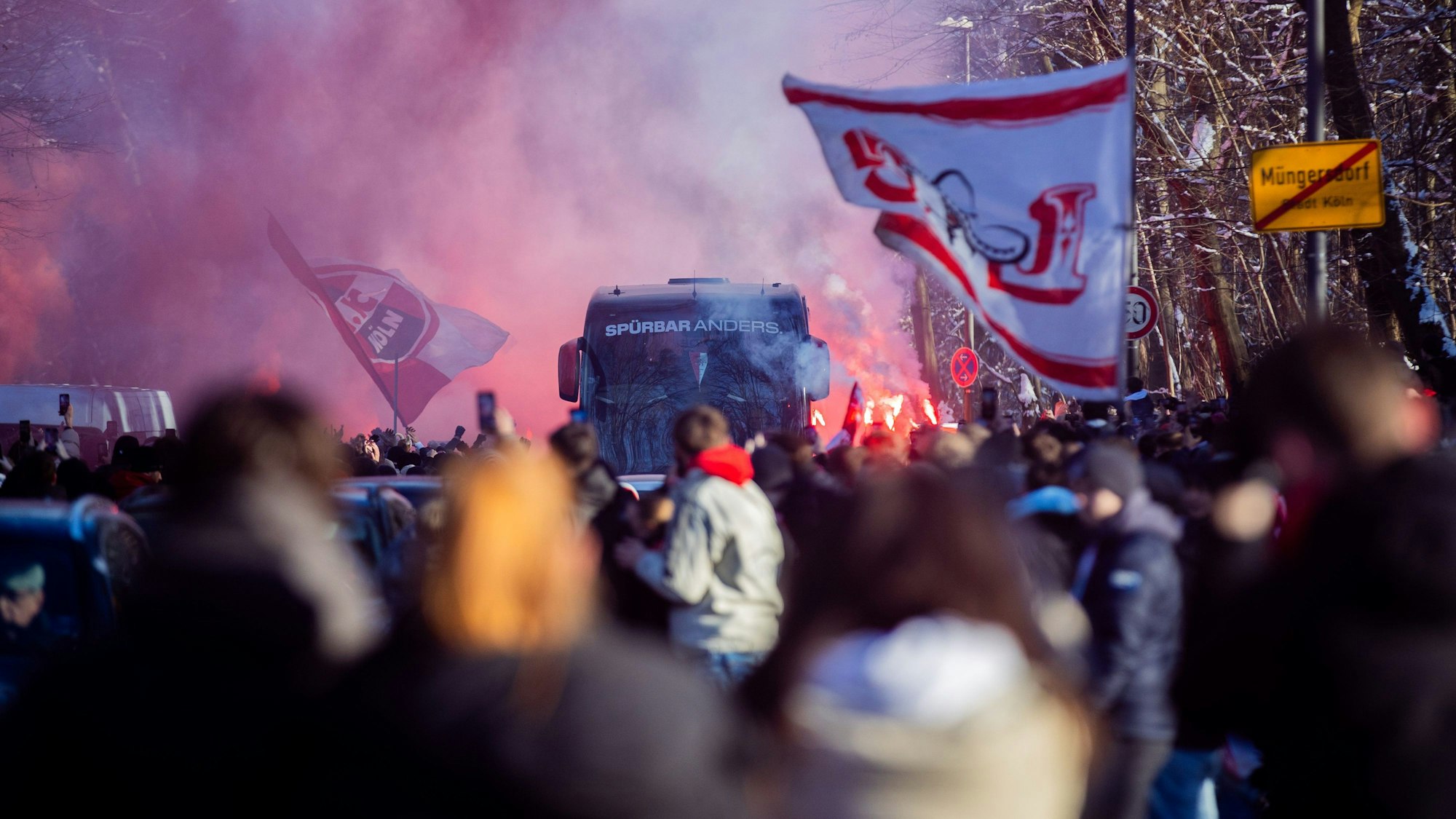 FC-Fans nehmen den Kölner Mannschaftsbus vor dem Stadion in Empfang.