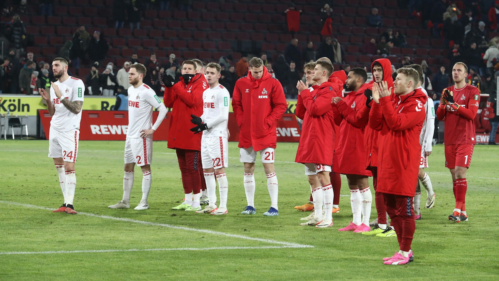 Die Mannschaft um Kapitän Florian Kainz (1. FC Köln) nach dem Spiel gegen Dortmund vor der Südtribüne.