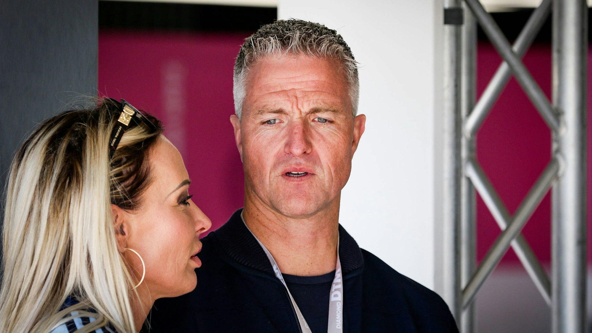 Ralf und Cora Schumacher, hier bei einem gemeinsamen Besuch am Nürburgring, um das Rennen ihres Sohnes David in der DTM zu beobachten, haben nach Aussage der Rheinländerin aktuell keinen Kontakt mehr (Archivbild)