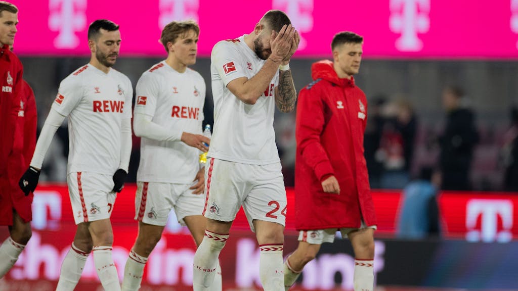 Hängende Köpfe beim 1. FC Köln nach dem 0:4 gegen Borussia Dortmund.