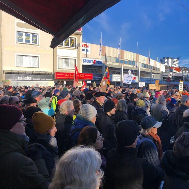 Über 500 Menschen demonstrierten auf dem Trotzenburgplatz in Bergisch Gladbach gegen die AfD.
