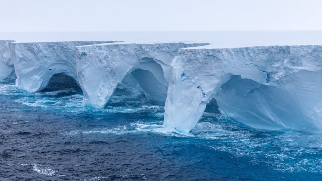 Das Bild zeigt die im Eisberg A23a gebildeten Bögen.