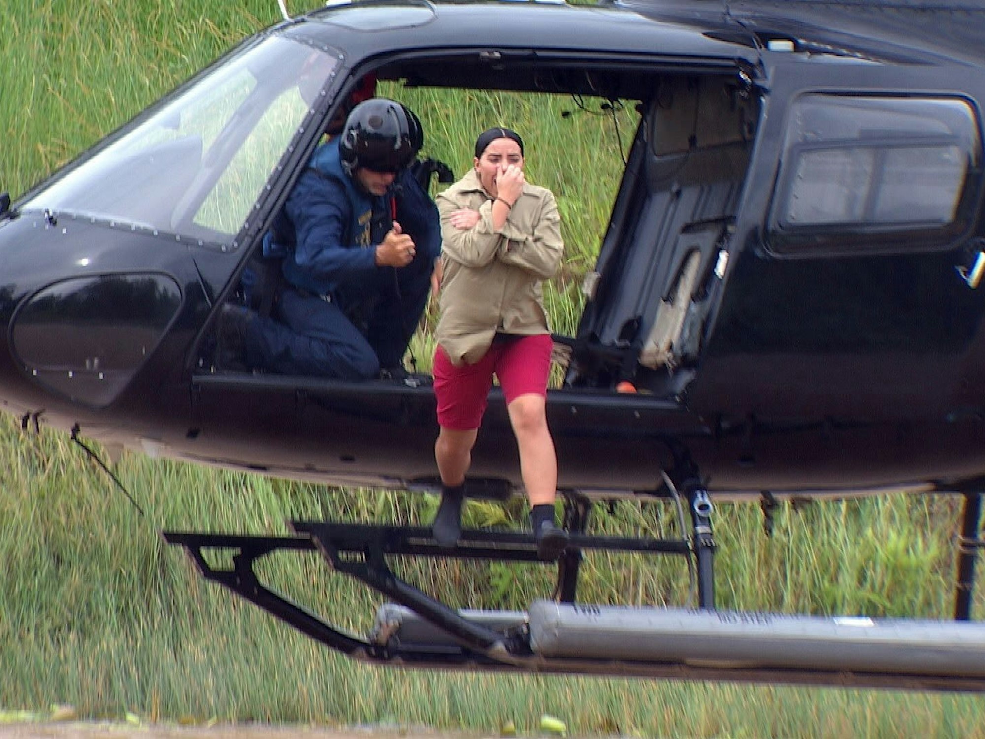 Leyla Lahouar springt aus einem Helikopter.