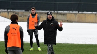 Trainer von Borussia Mönchengladbach gibt Anweisungen.