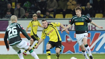 Spieler von Borussia Mönchengladbach behauptet den Ball.