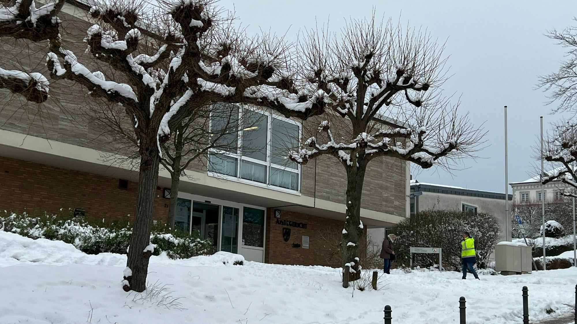 Das Amtsgericht Bensberg bei Schnee.