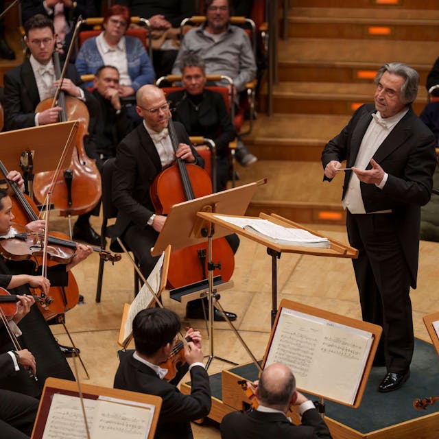 Das Chicago Symphony Orchestra und Riccardo Muti sind während ihres Konzerts in der Philharmonie zu sehen.