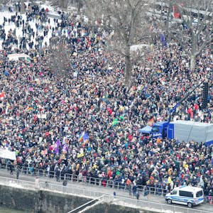 Demonstration gegen Rechtsextremismus an der Deutzer Werft: Tausende Menschen stehen dichtgedrängt auf dem Festplatz zwischen Deutzer Brücke und Severinsbrücke.