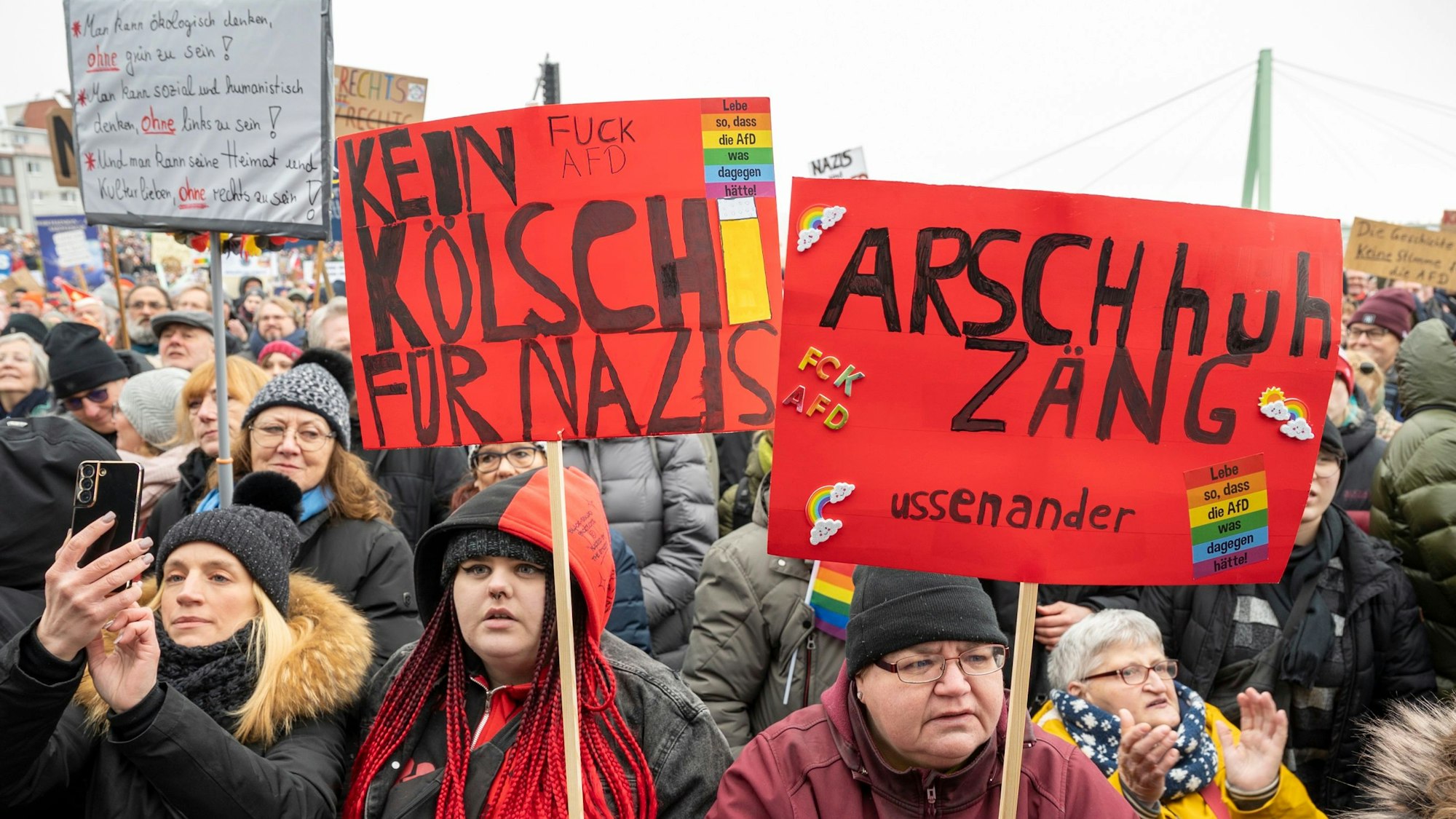 21.01.2024, Köln: Großdemo gegen Rechts auf der Deutzer Werft. Zehntausende demonstrieren gegn Nazis und die AFD. Foto: Uwe Weiser