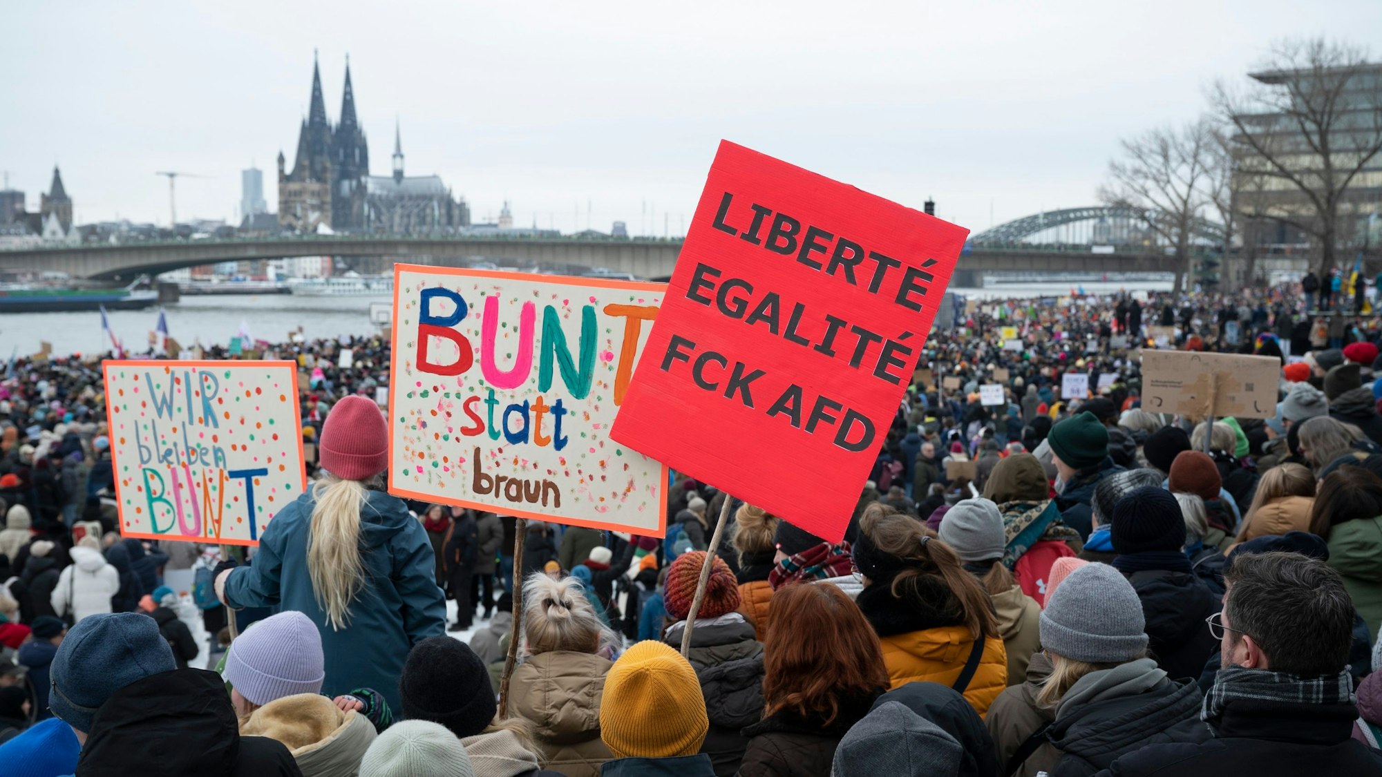 Bei der Großdemo, initiiert von „Köln stellt sich quer“ auf der Deutzer Werft im Januar, demonstrieren Zehntausende gegen Nazis und die AfD.