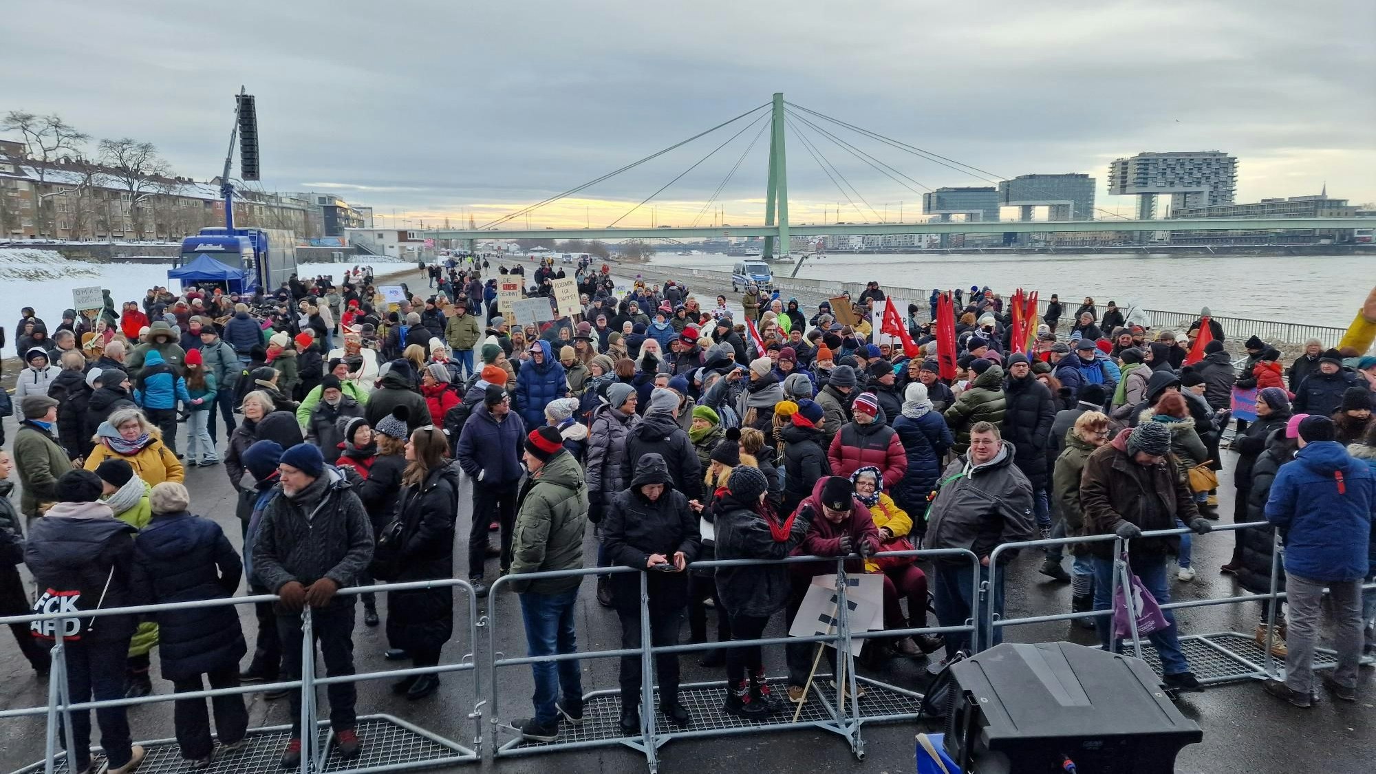 21.1.2024: Teilnehmer vor Beginn der Demo an der Deutzer Werft