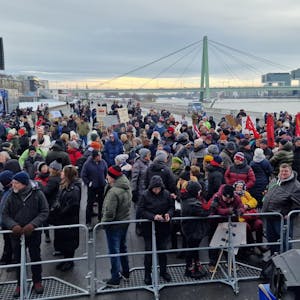 21.1.2024: Teilnehmer vor Beginn der Demo an der Deutzer Werft