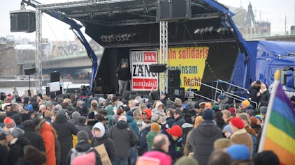 Rund 70.000 Menschen haben am Sonntag (21. Januar) in Köln unter dem Motto „Demokratie schützen, AfD bekämpfen“ an der Deutzer Werft gegen Rechtsextremismus demonstriert.