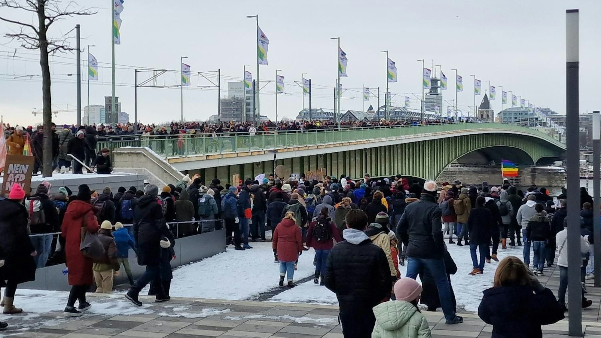 Demonstrierende ziehen über die Deutzer Brücke.