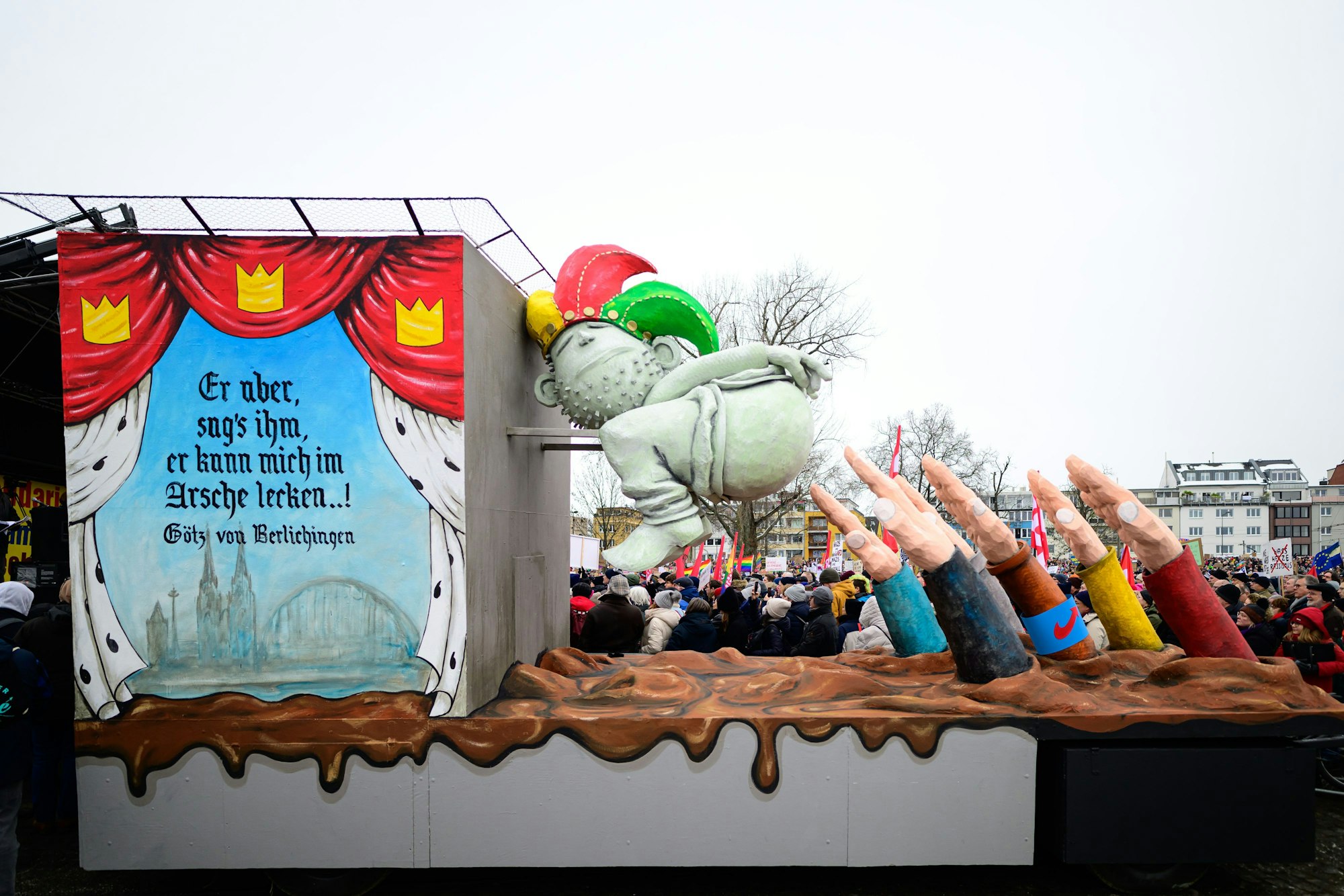 Bei der Demonstration gegen Rechts auf der Deutzer Werft präsentiert das Festkomitee Kölner Karneval einen Motivwagen aus dem Rosenmontagszug mit dem berühmten Götz-von-Berlichingen-Zitat.