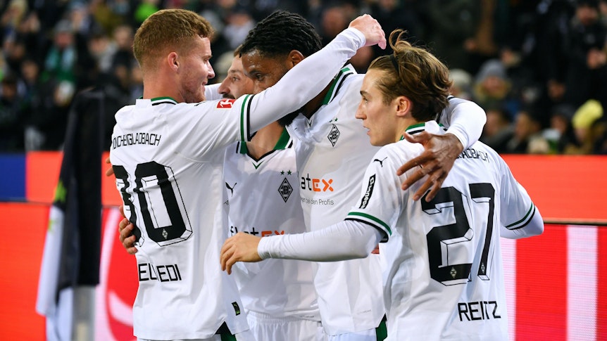 Borussia-Spieler feiern am 21. Januar 2024 das 1:0 von Jordan Siebatcheu gegen den FC. Augsburg.