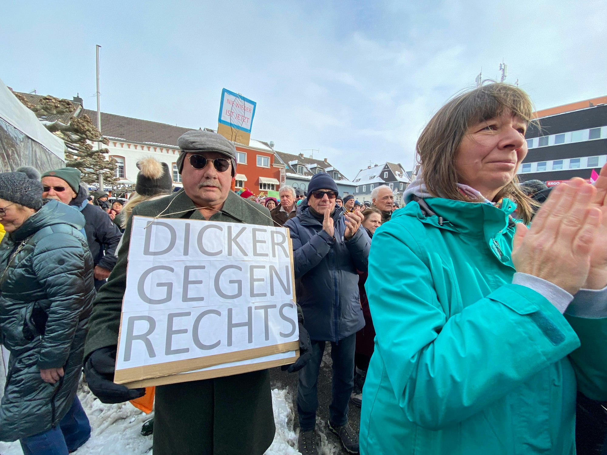 Auf dem Schild eines Demonstranten steht „Dicker gegen Rechts.“