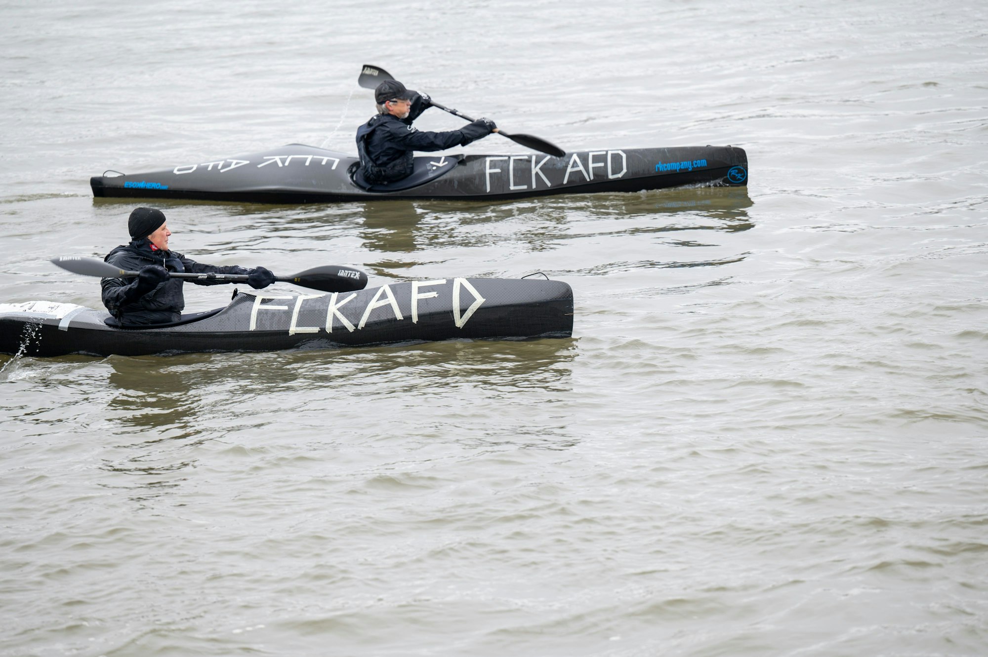 Kanuten auf dem Rhein haben FCK AfD auf ihre Boote geschrieben.