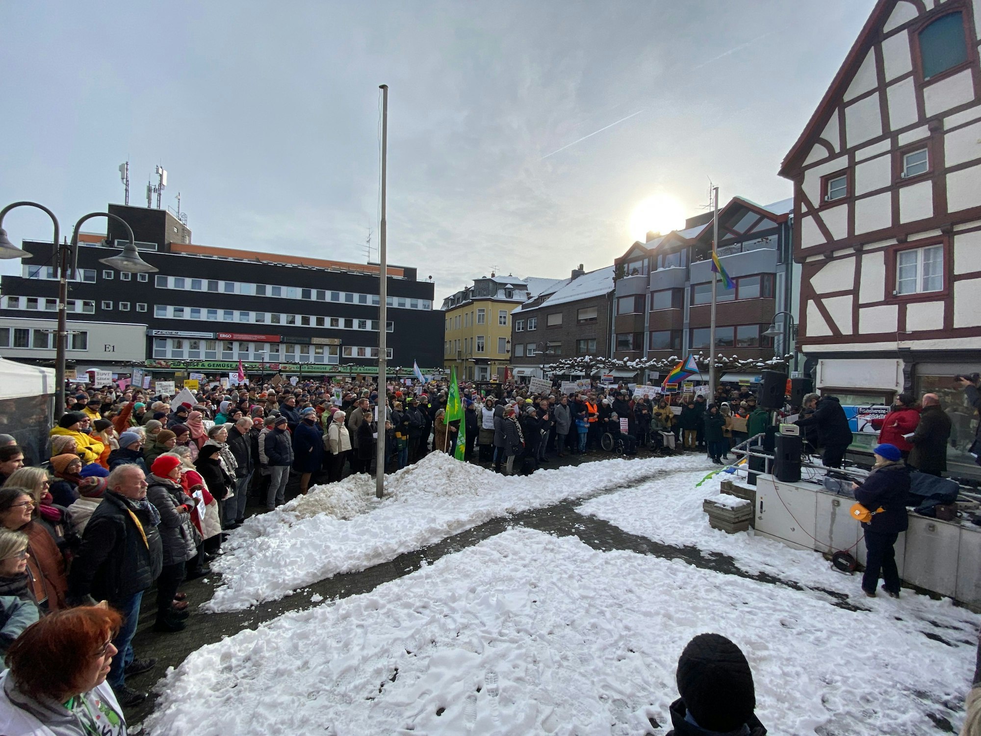 2000 Menschen stehen auf dem Alten Markt in Euskirchen und demonstrieren.