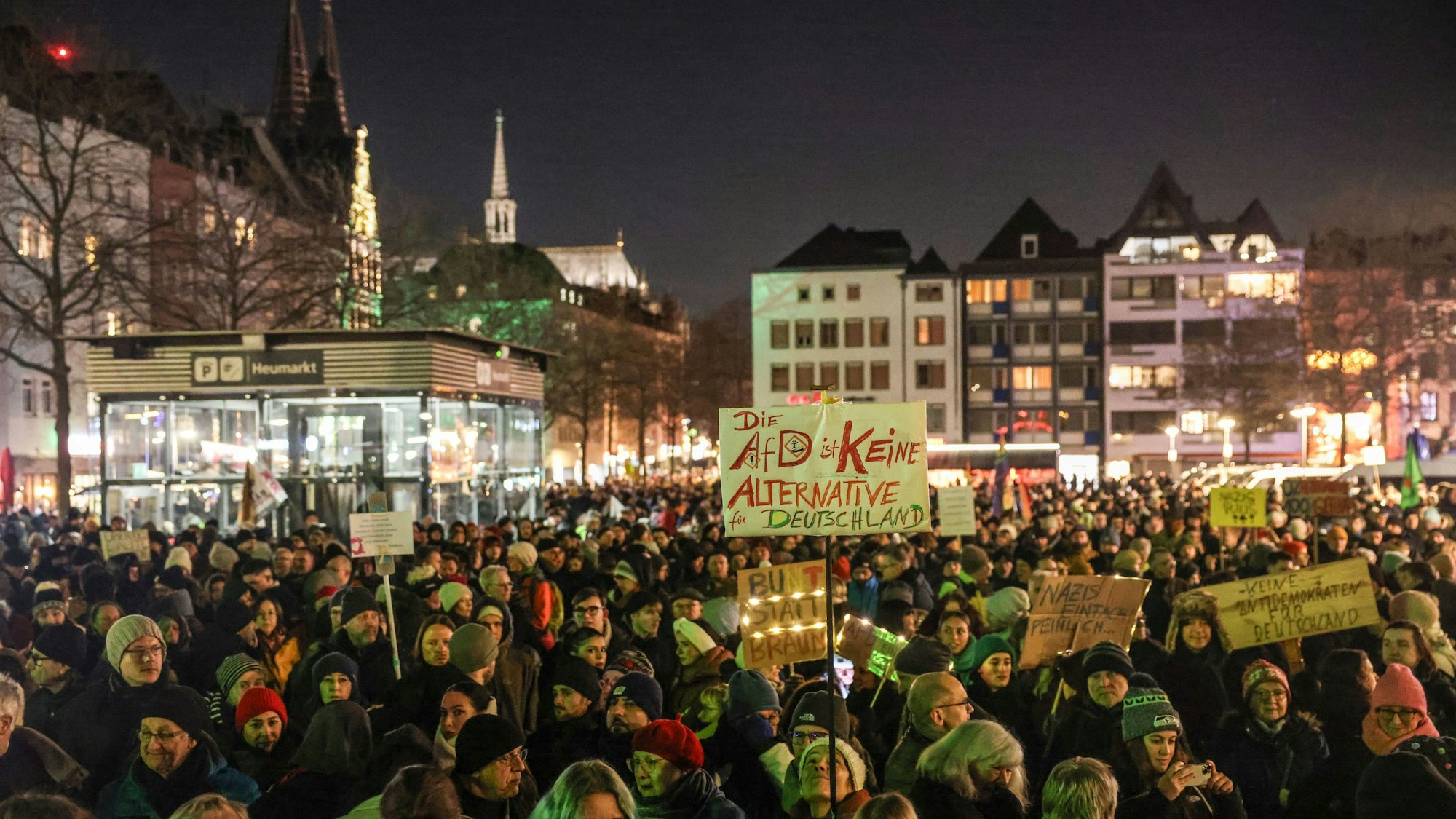 Demonstranten stehen auf dem Kölner Heumarkt. Ein Kölner Bündnis hat dazu aufgerufen, an Karneval um 12.05 überall das gleiche Lied zu singen (Symbolbild)