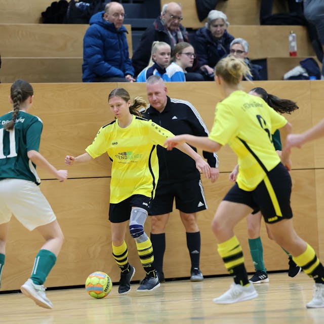 DIe Mädchen des 1. FFC Bergisch Gladbach spielen gegen die DJK Dürscheid