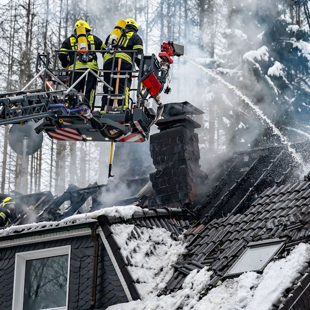 Blick auf Löscharbeiten der Feuerwehr bei einem Dachstuhlbrand.