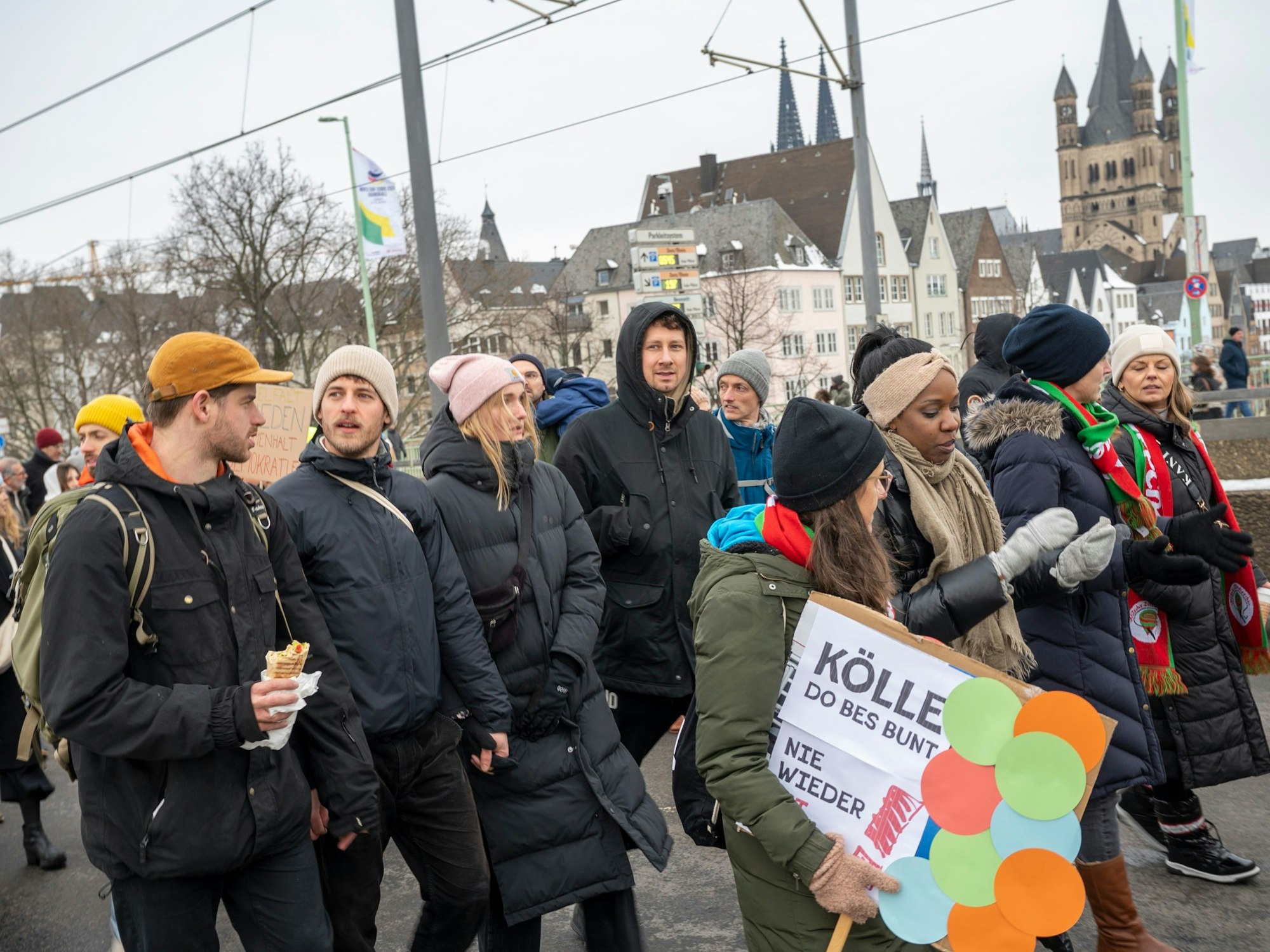 Foto von Menschen, die in Köln auf dem Weg zur Demo sind.