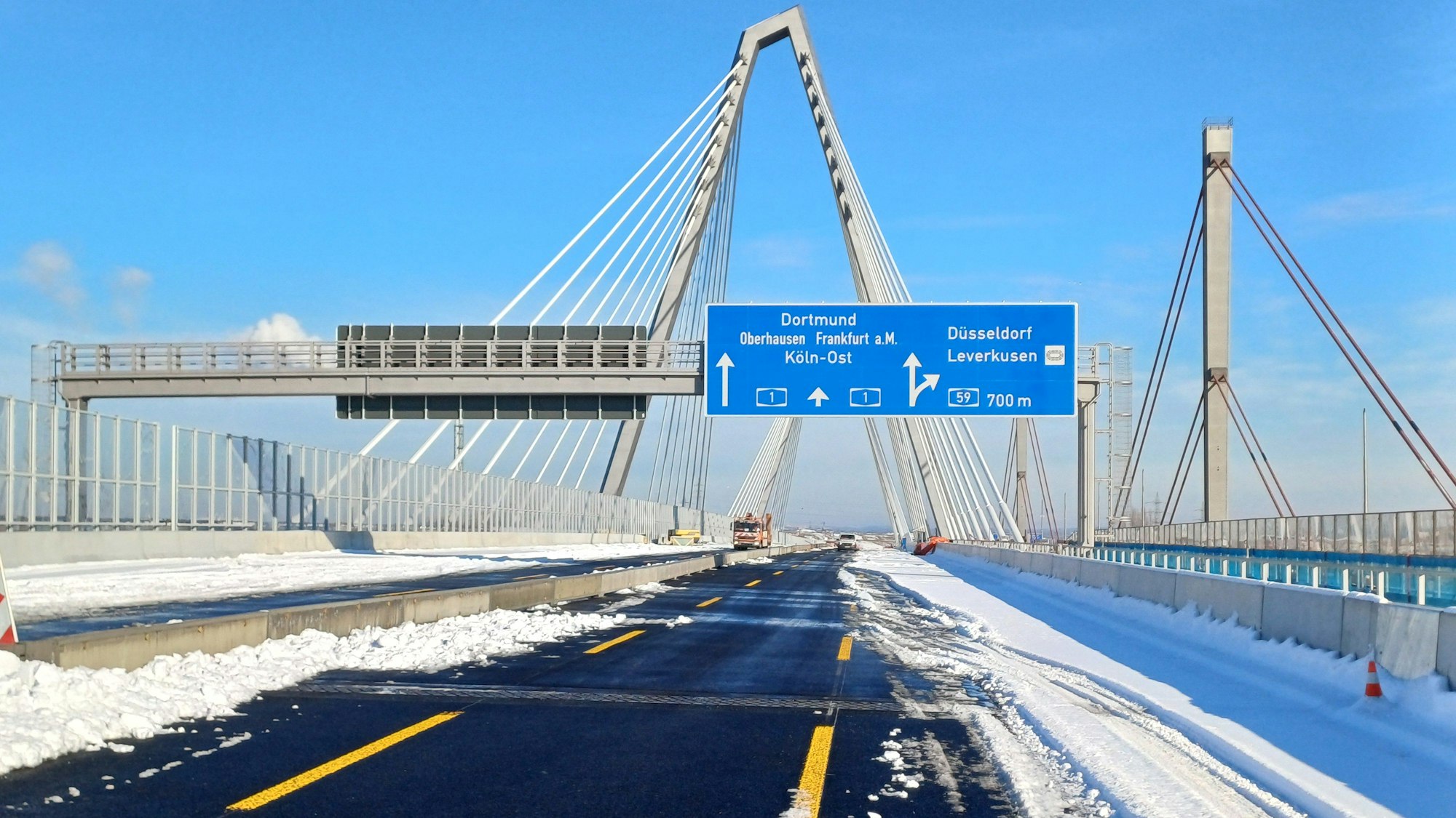 Die neu gebaute Autobahnbrücke an der A1 in Leverkusen.
