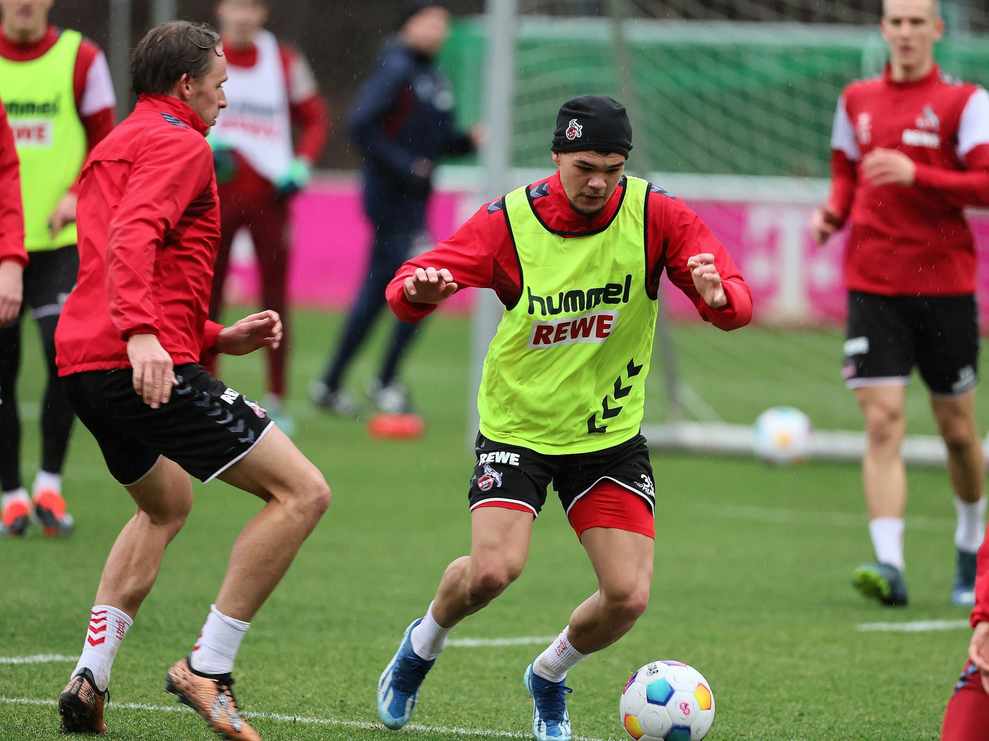 1. FC Köln, Training: Mathias Olesen und Max Finkgräfe in Aktion.