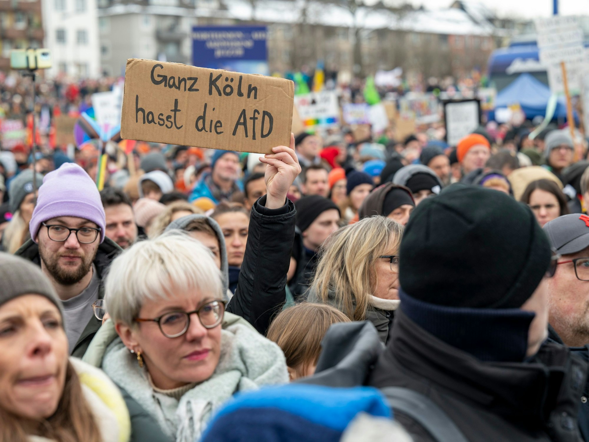 Menschen stehen dicht an dicht bei einer Demonstration in Köln.