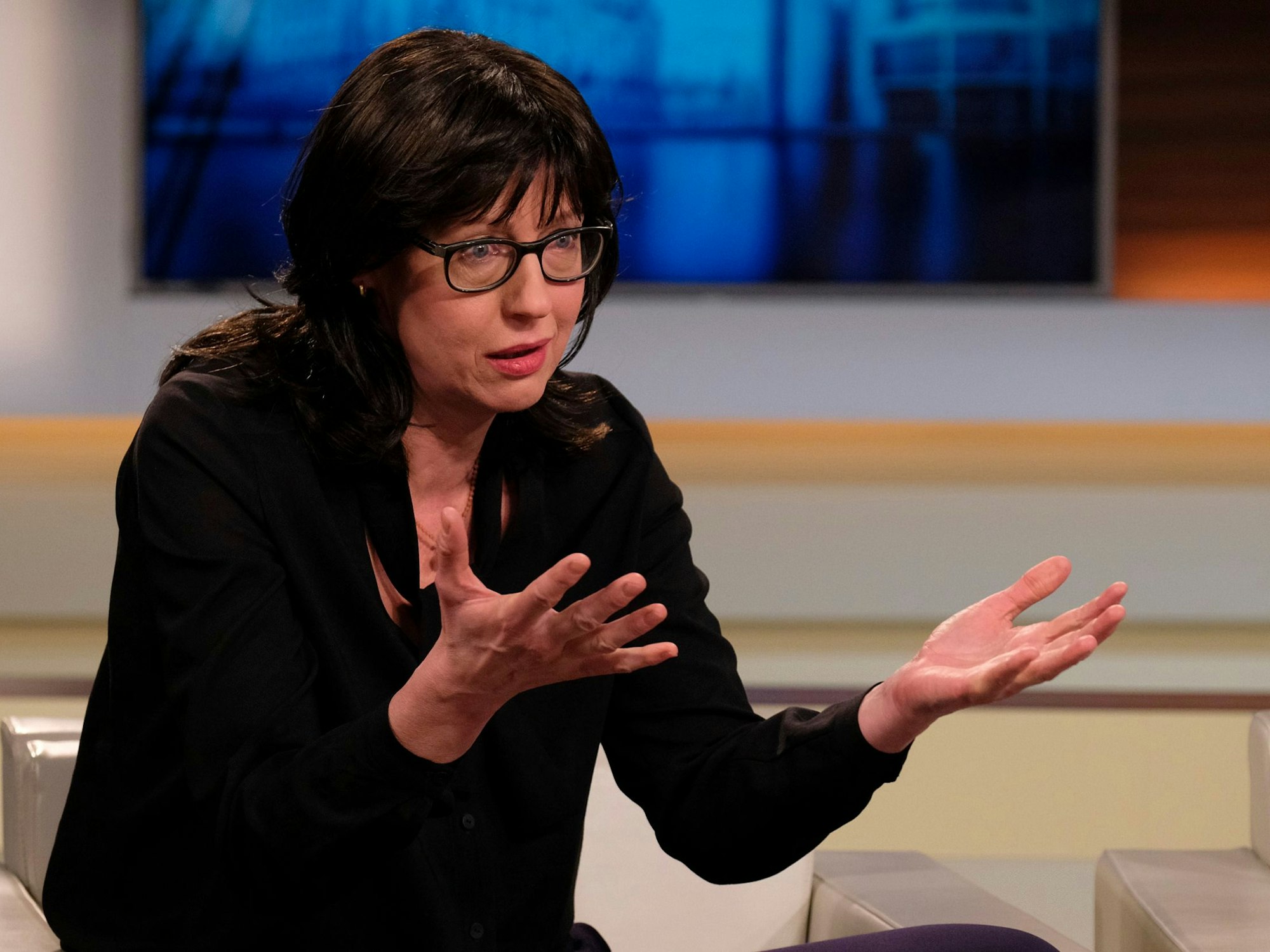 Die vom NDR zur Verfügung gestellte Aufnahme zeigt Elisabeth Niejahr, Chefreporterin der «Wirtschaftswoche», während der Fernsehsendung «Anne Will» zum Thema «Verhandeln bis es quietscht - kann eine neue GroKo überzeugen?».