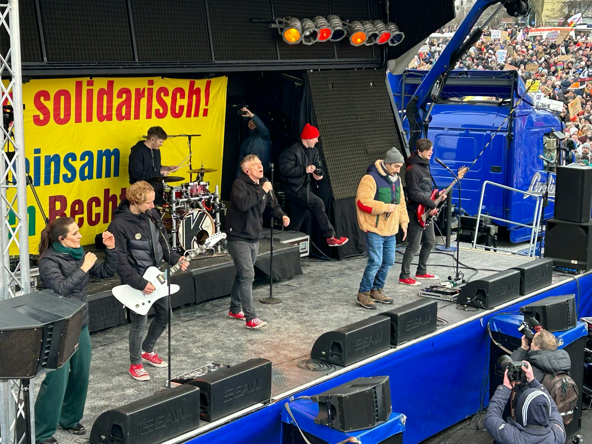 Kasalla und Eko Fresh auf der Bühne bei der Anti-AfD-Demo in Köln.
