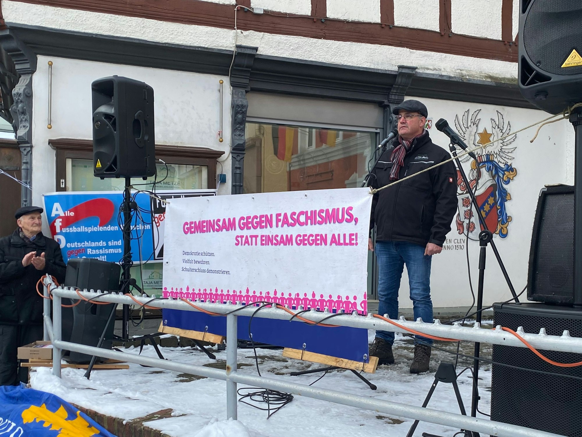 Helmut Dahmen spricht auf der Demonstration.