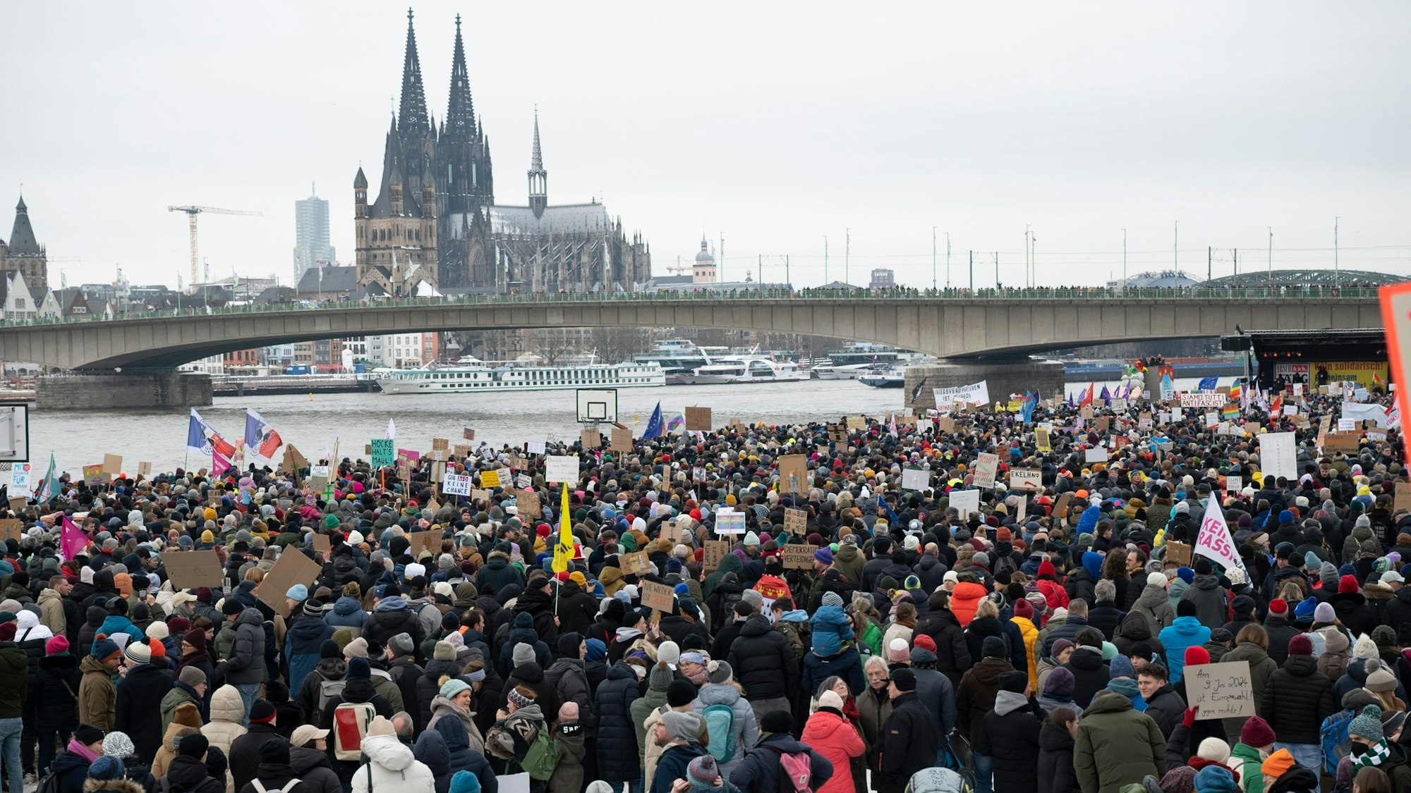 Gemeinsam gegen die Sorge: In Köln demonstrierten Zehntausende Ende Januar gemeinsam gegen Rechtsextremismus und die AfD.