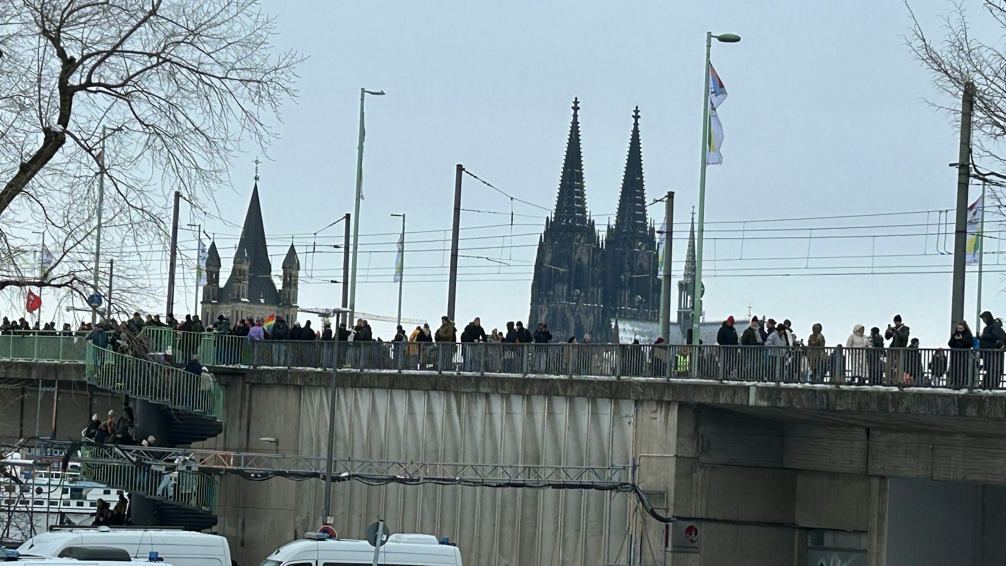 Foto von der Deutzer Brücke in Köln, hunderte Menschen gehen darauf.