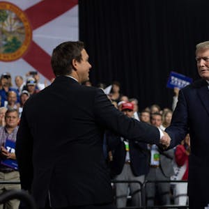 Ron DeSantis bei einem Handschlag mit Donald Trump (r.). Der Republikaner aus Florida ist nun aus dem Rennen um die Kandidatur zur Präsidentschaft ausgestiegen. (Archivbild)