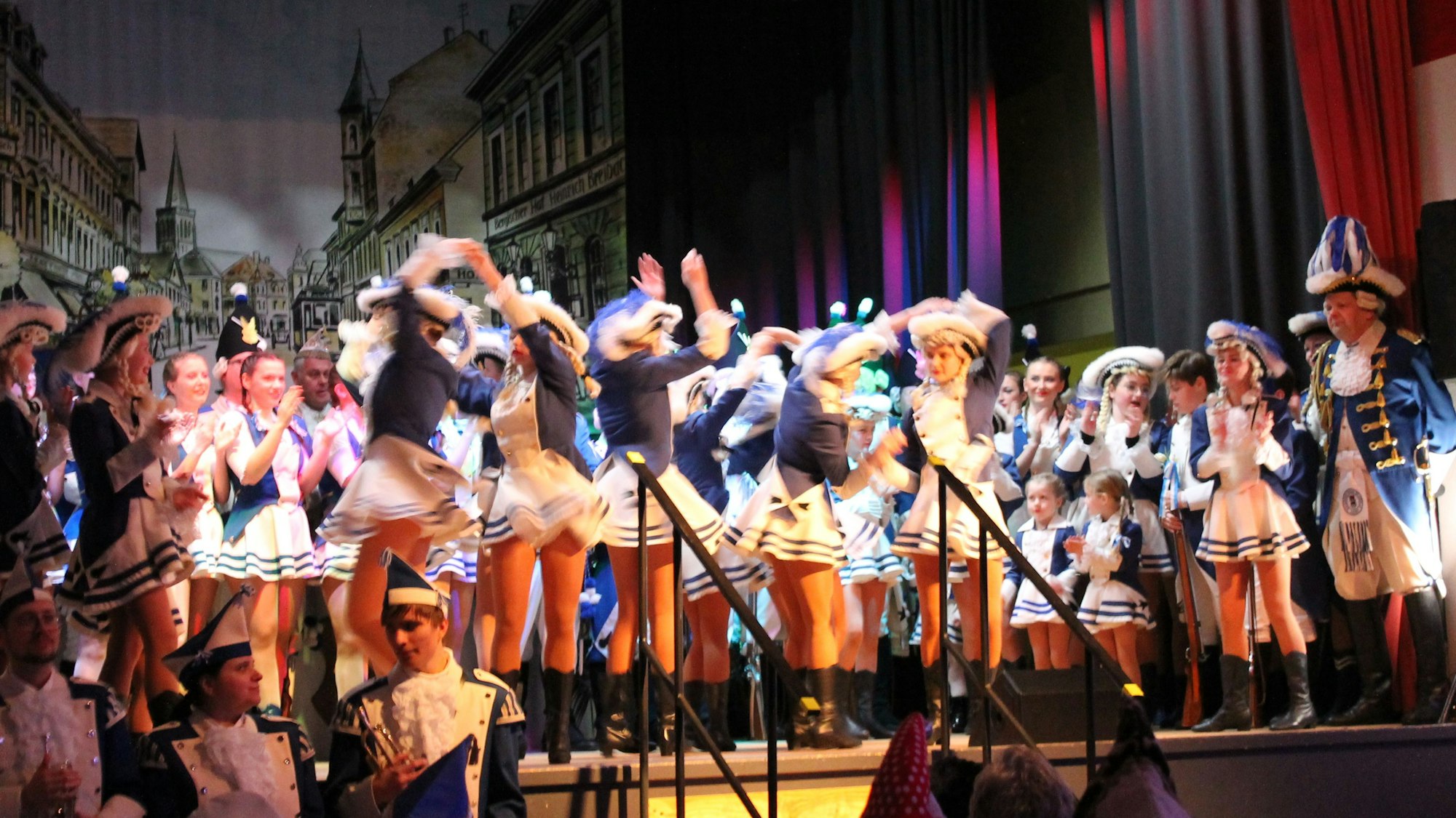 Tänzerinnen und Tänzer der Opladener Altstadtfunken auf der Bühne