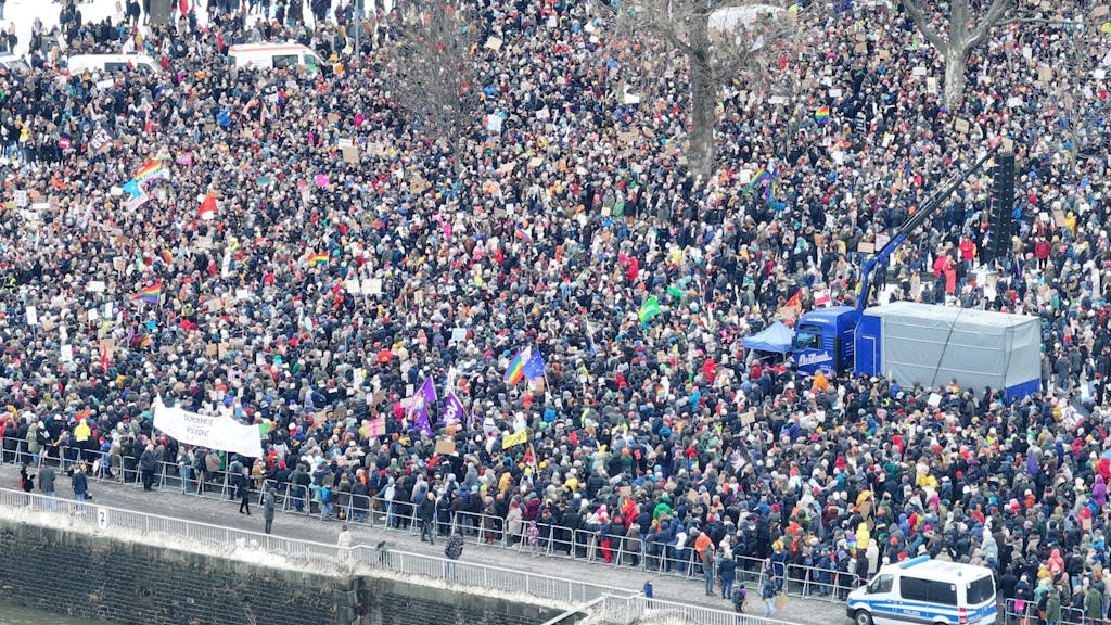 Foto von oben auf die Deutzer Werft mit etwa 70.000 Menschen bei der Groß-Demo in Köln.