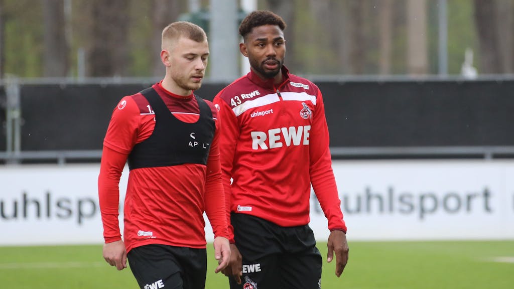 Max Meyer und Emmanuel Dennis stehen im Training beim 1. FC Köln nebeneinander.